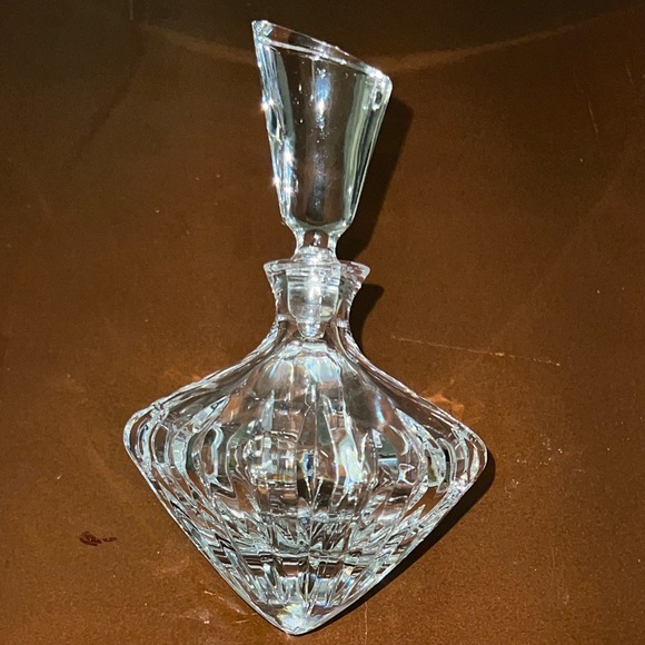 Crystal Tilted Diamond Shaped Bottle with Stopper & Heart Shaped Paperweight 💠 - Picture 4 of 11